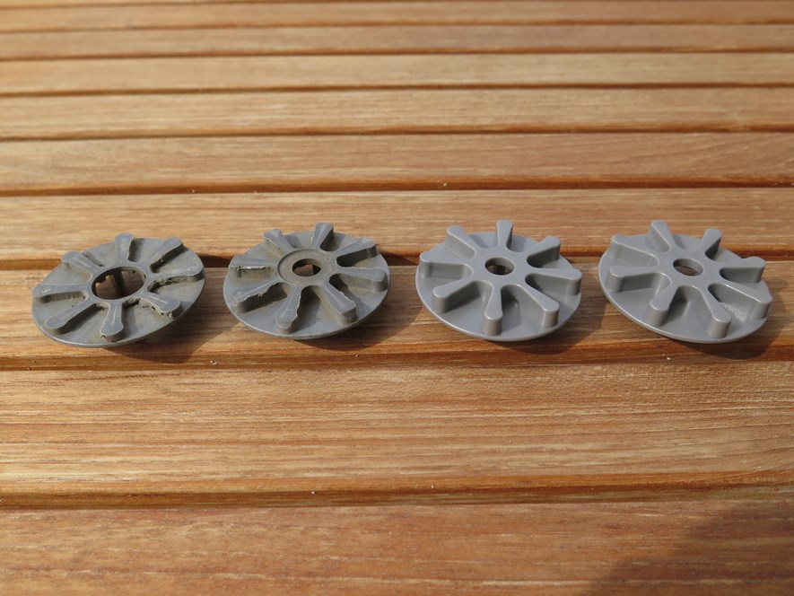 On the left, the old cogs. Compared to the ones on the right, they are badly worn.