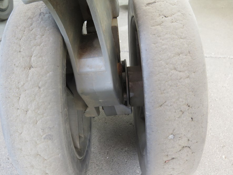 This is the back right wheel pair. The problem is shown here. The cogs are worn down almost flat and the break cannot easily be pushed in between.