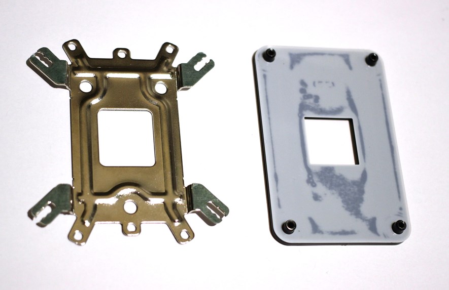 The Cooler Master backplate to the left and the AM4 backplate to the right. The Cooler Master backplate is the older type which does not have holes that line up with an AM4 socket.