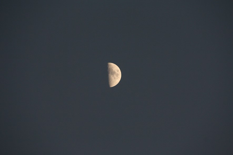 Waking moon (f/6.3, 270mm)