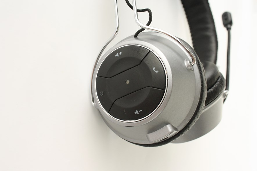 The buttons of the Creative headset. The on/off/charging indicator is placed in the middle here as well.