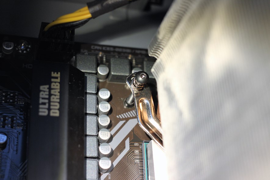 View of one of the screws going through the crossbar and into the AM4 backplate.