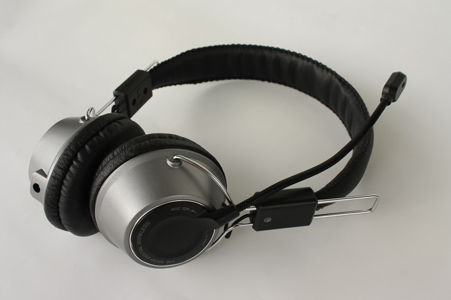 Plantronics .Audio 995 vs Creative HS 1200 Erik Moberg s