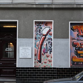 East Berlin was full of graffiti. But this one is quite creative, serving as a sign for a dental practice (Zahnarzt means dentist).